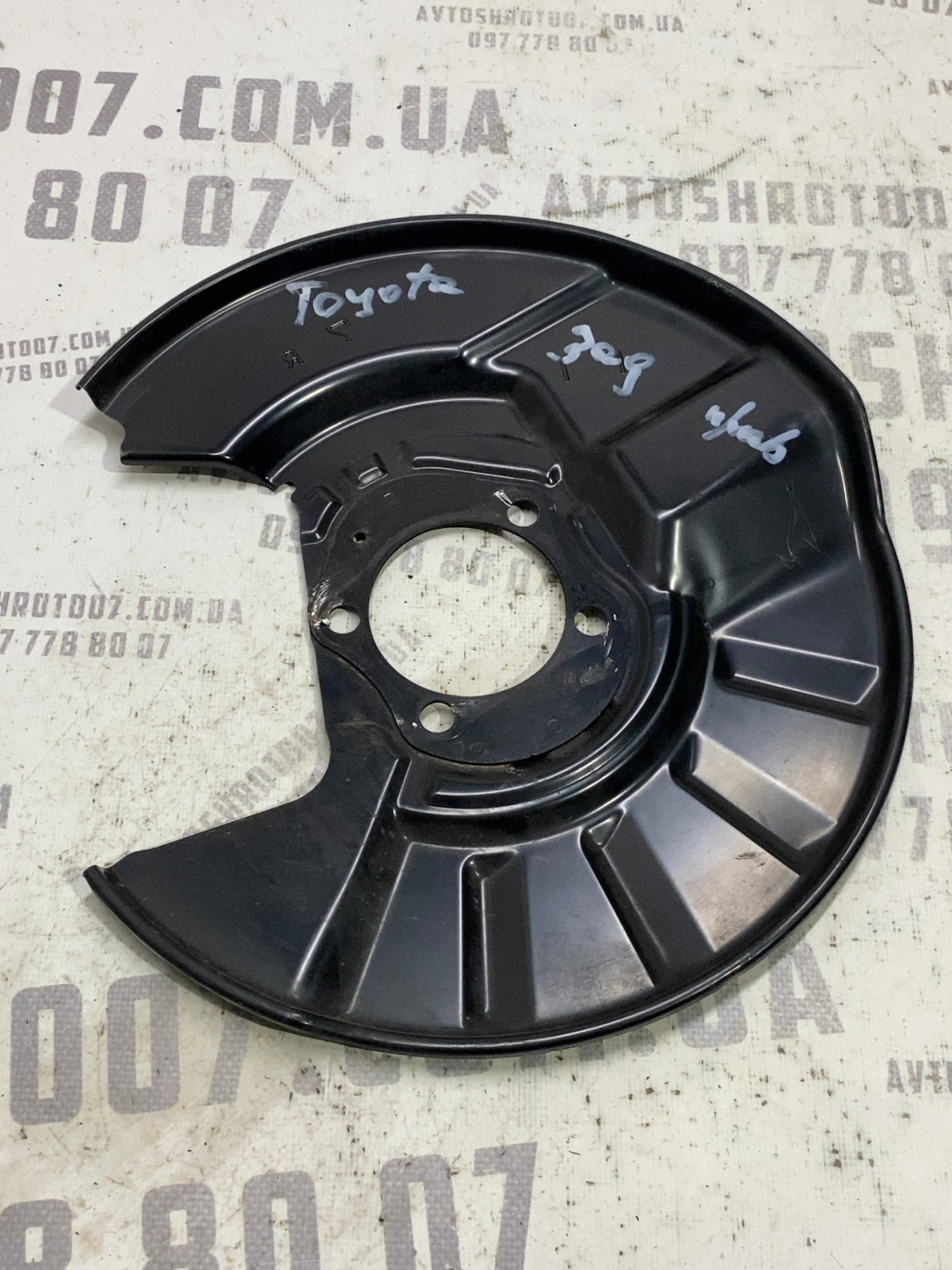 Захист тормозного диска задній правий Toyota RAV4 5 200610c