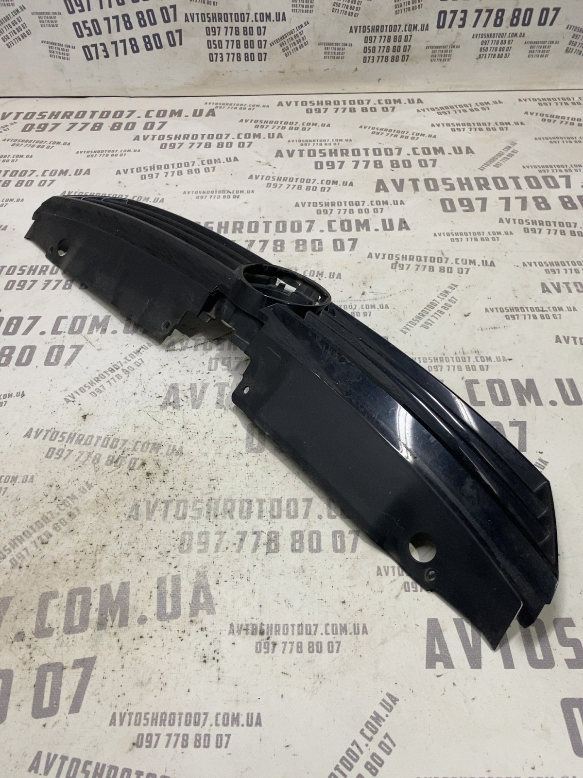 Решітка радіатора Volkswagen Jetta 6 5C6853653