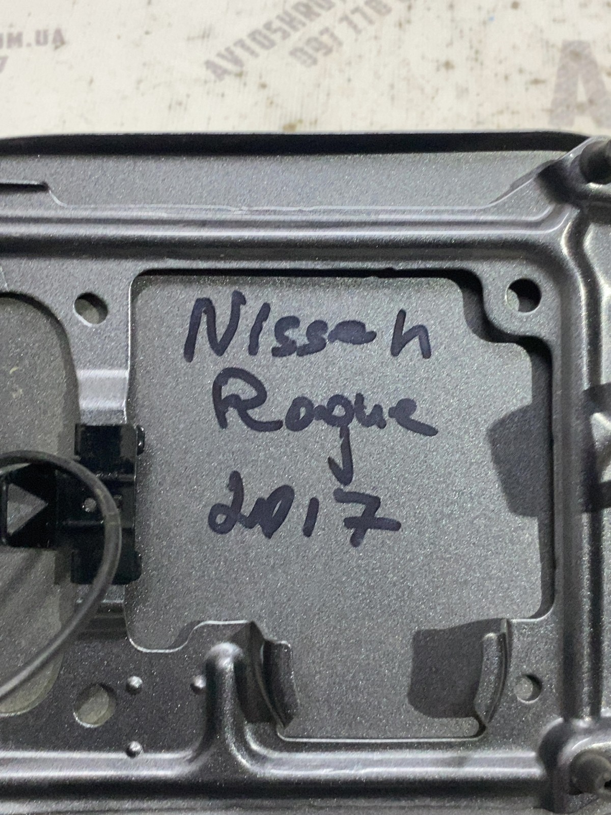Лючок бака Nissan Rogue T32