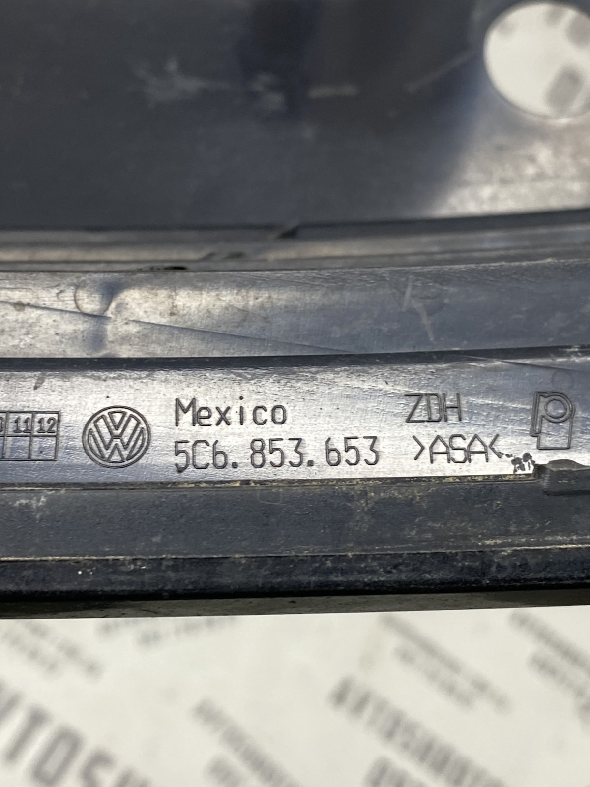 Решітка радіатора Volkswagen Jetta 6 5C6853653