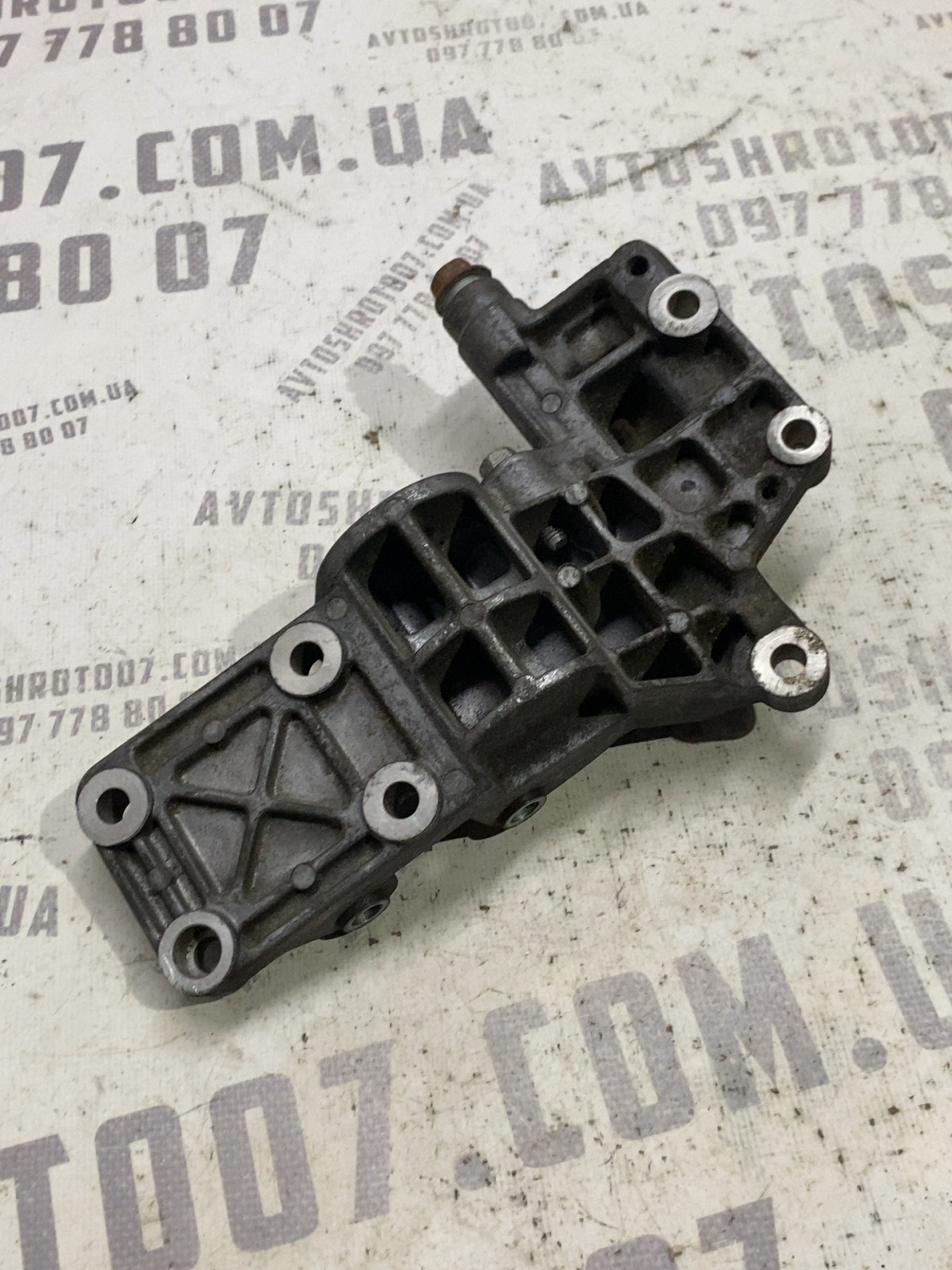 Кронштейн генератора Jeep Compass MK 04891592AA
