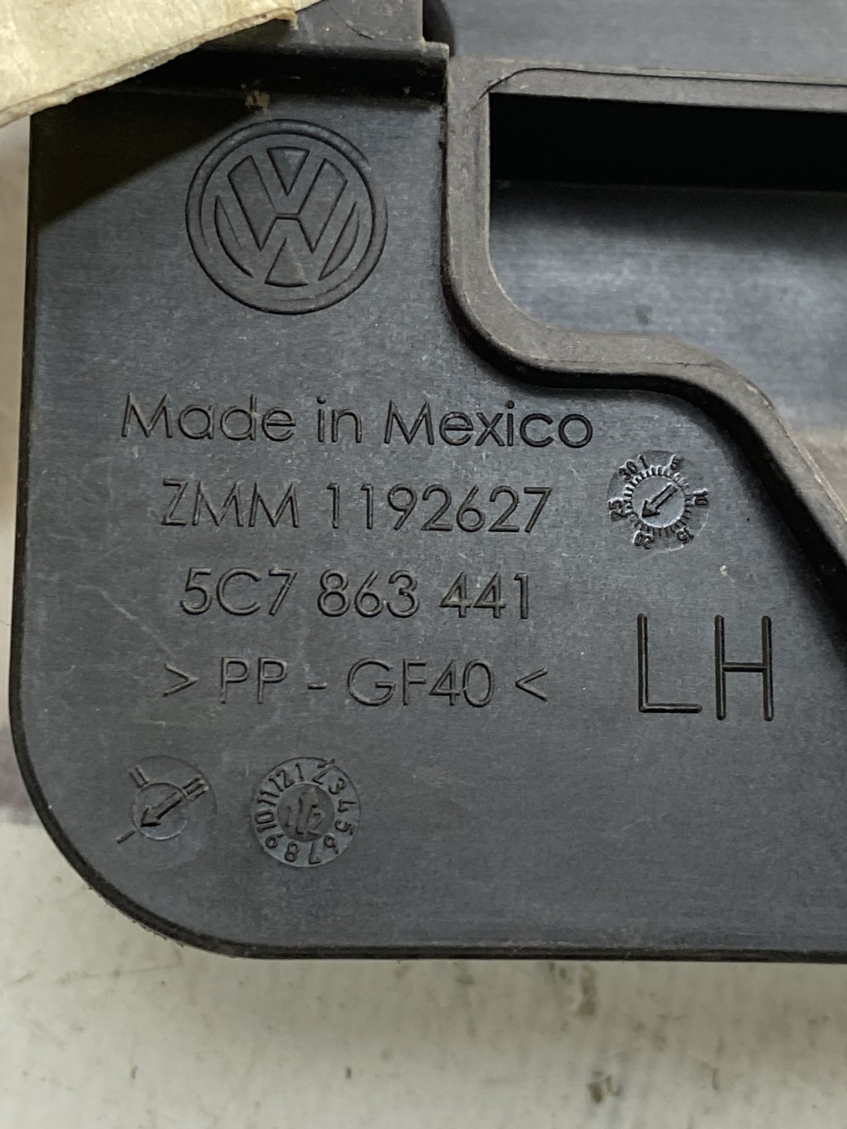 Кронштейн лівий Volkswagen Jetta 6 (10-18) 5C7863441