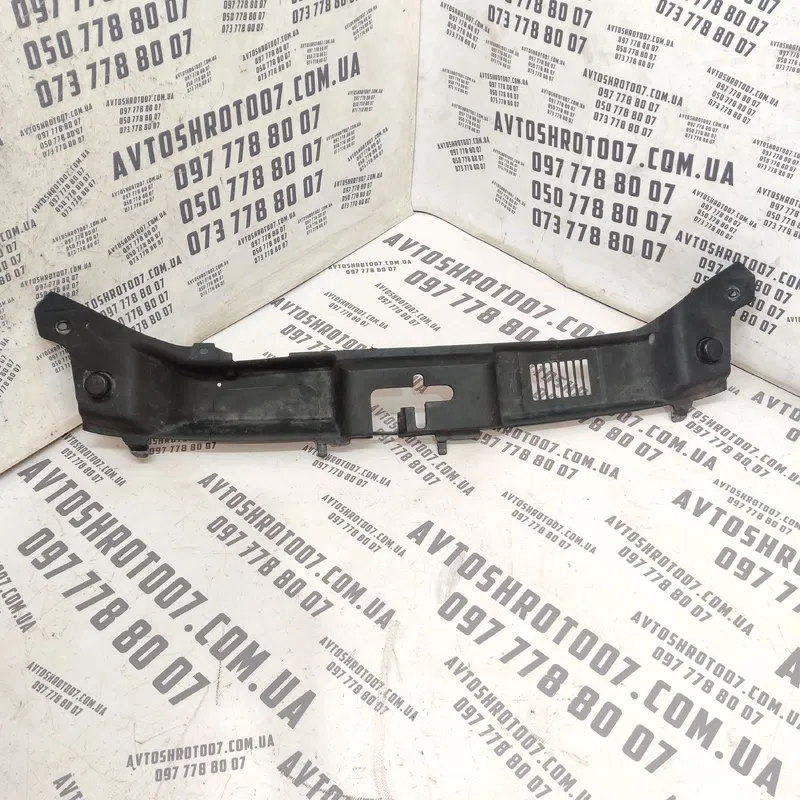 Накладка зовнішня Volvo V50 (04-12) 2.0D перед. OEM 30716338