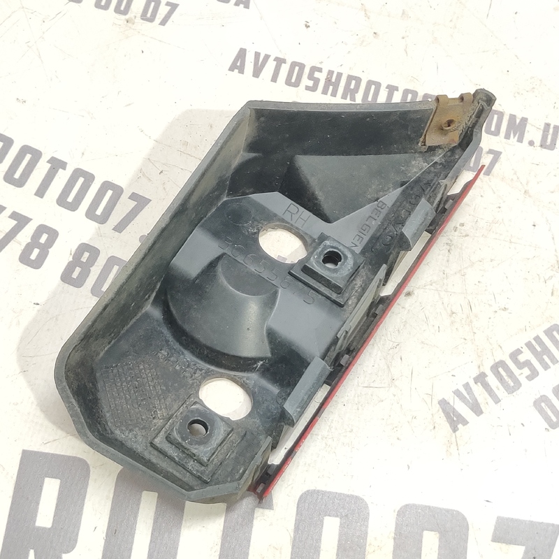 Кронштейн крила Volvo V50 04-12 2.0D пер.прав. OEM 30655875