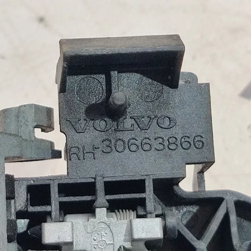 Ручка зовнішня Volvo V50 (04-12) 2.0D прд. пр. OEM 30663866