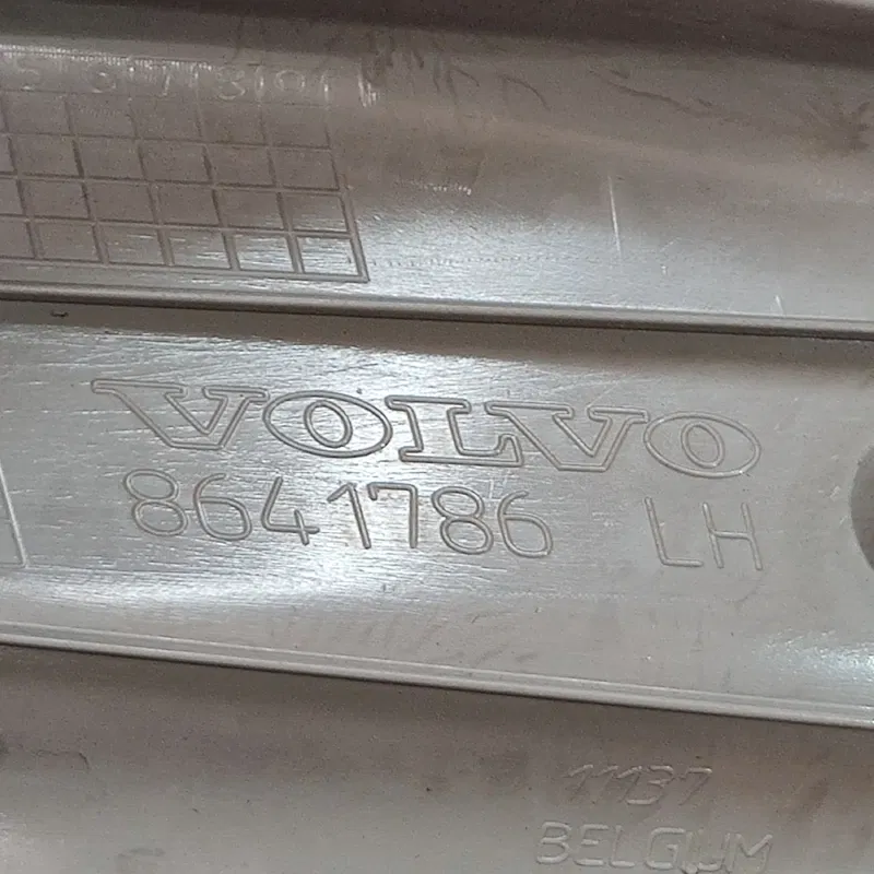Накладка салону Volvo V50 04-12 2.0D задня ліва OEM 8641786