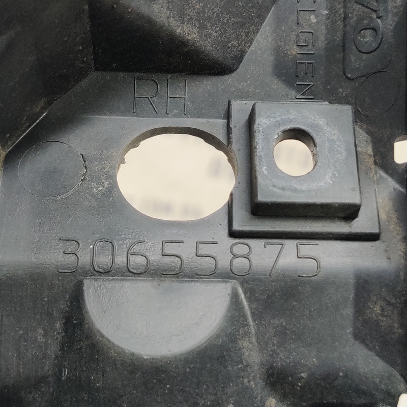 Кронштейн крила Volvo V50 04-12 2.0D пер.прав. OEM 30655875