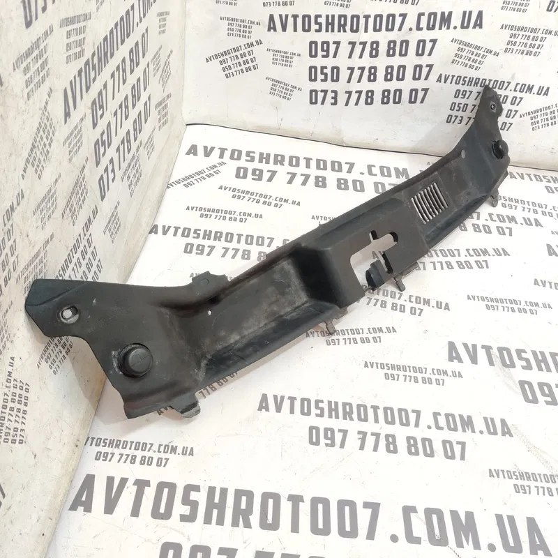 Накладка зовнішня Volvo V50 (04-12) 2.0D перед. OEM 30716338