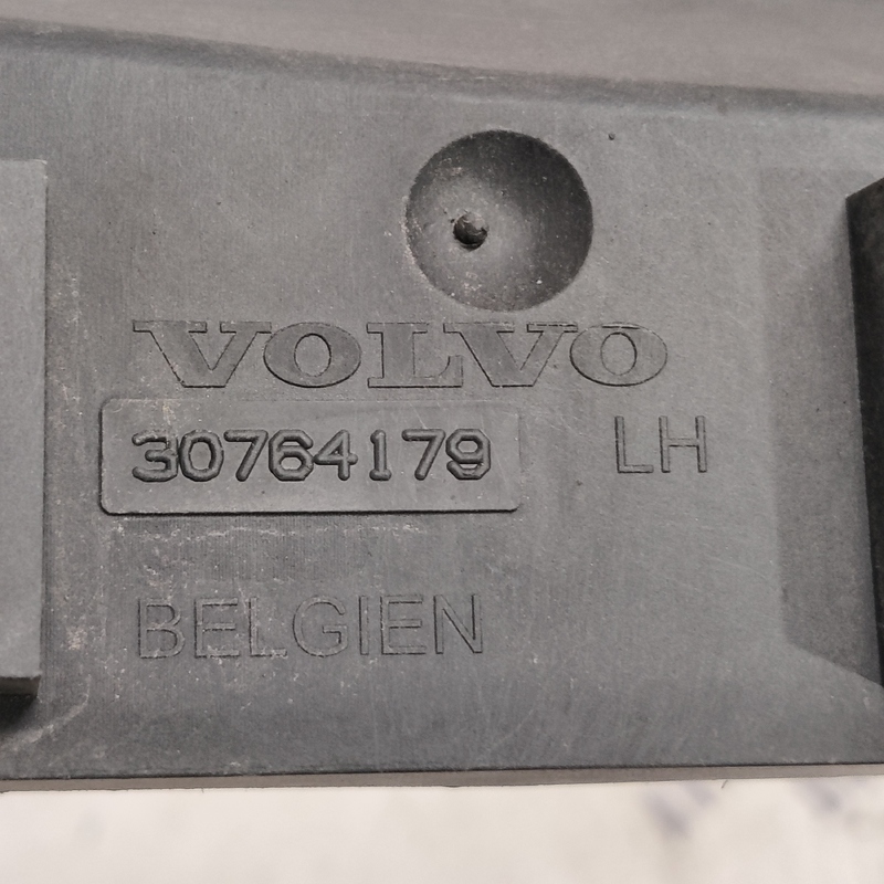 Кронштейн бампера Volvo V50 04-12 2.0D зад лів OEM 30764179