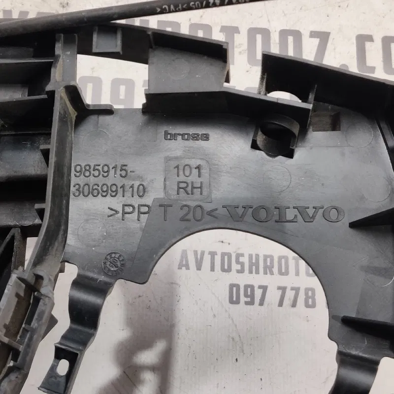 Замок дверей Volvo V50 (04-12) 2.0D перед.прав. OEM 30699110