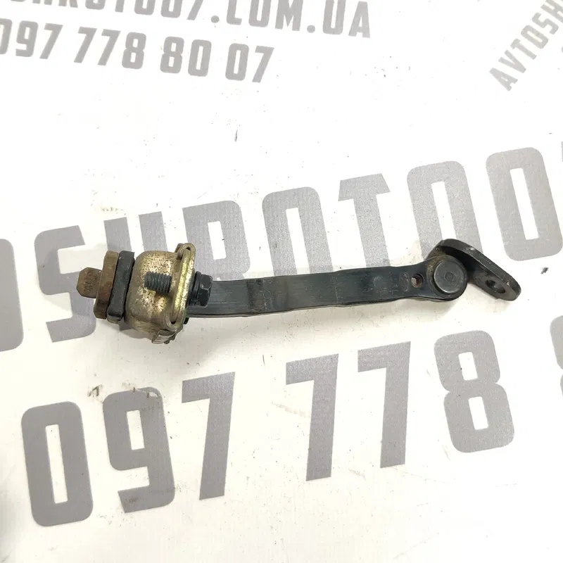 Обмежувач дверей Hyundai Elantra 3 00-06 1.6 бенз. зад. лів.