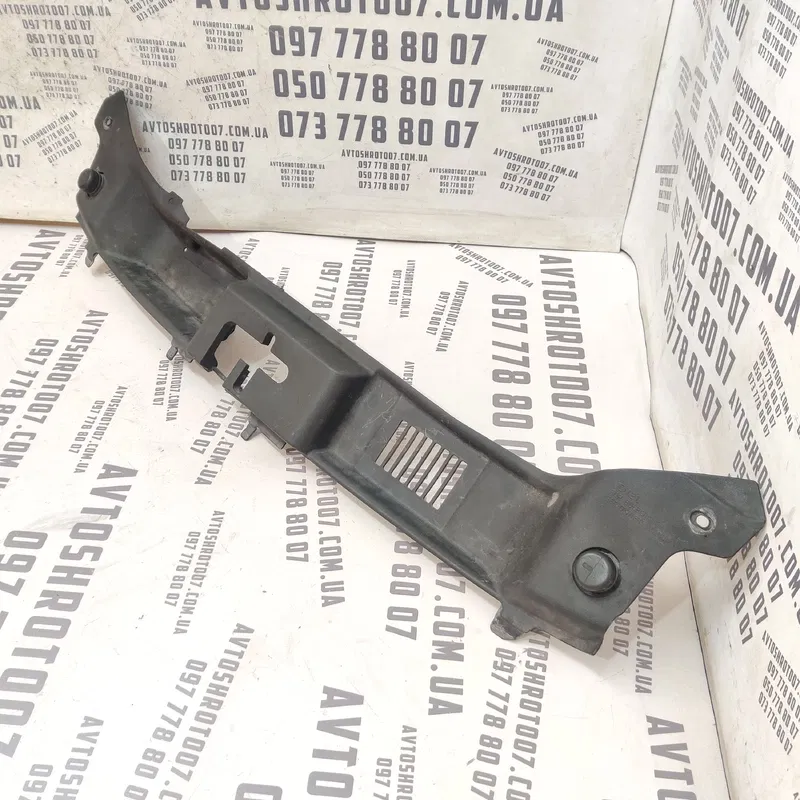 Накладка зовнішня Volvo V50 (04-12) 2.0D перед. OEM 30716338