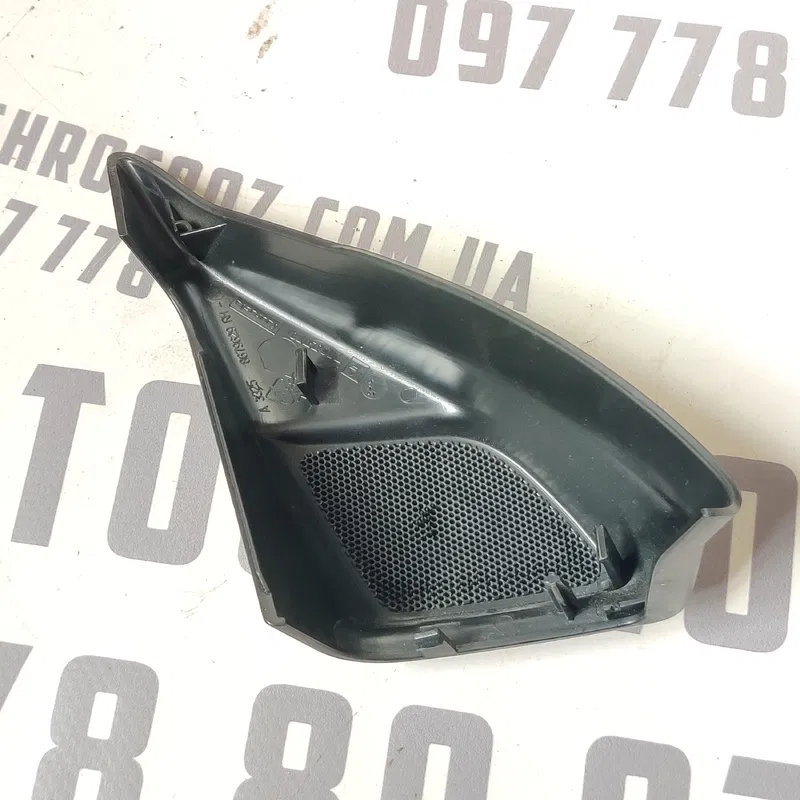 Накладка Volvo V50 (04-12) 2.0D права передня OEM 8679629