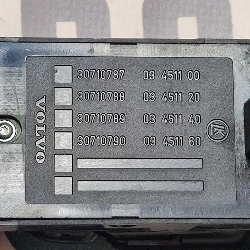 Блок склопідйомників Volvo V50 04-12 2.0D лівий OEM 30710787