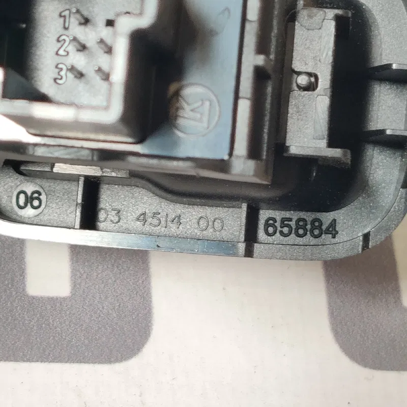 Кнопка склопідіймача Volvo V50 (04-12) 2.0D зад OEM 30658449