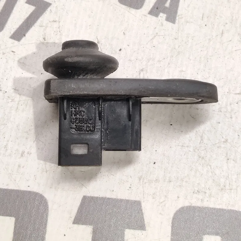 Кінцевик дверей Hyundai Elantra 3 00-06 1.6 Бенз 935603b100