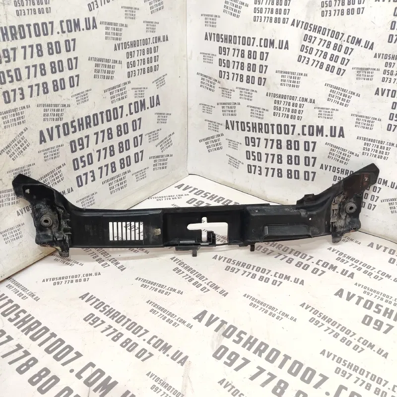 Накладка зовнішня Volvo V50 (04-12) 2.0D перед. OEM 30716338