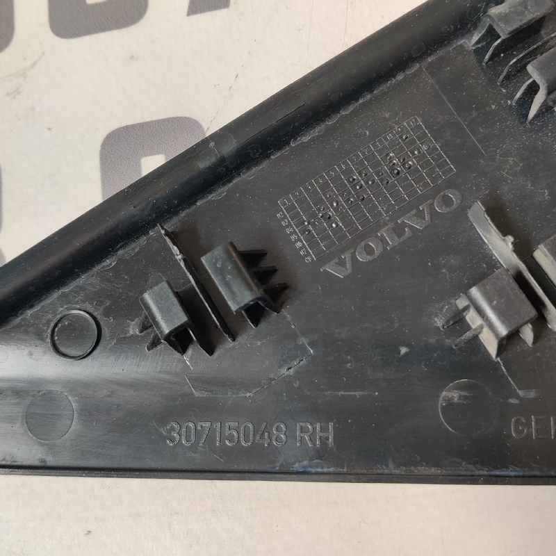 Накладка Volvo V50 (04-12) 2.0D задня права OEM 30715048
