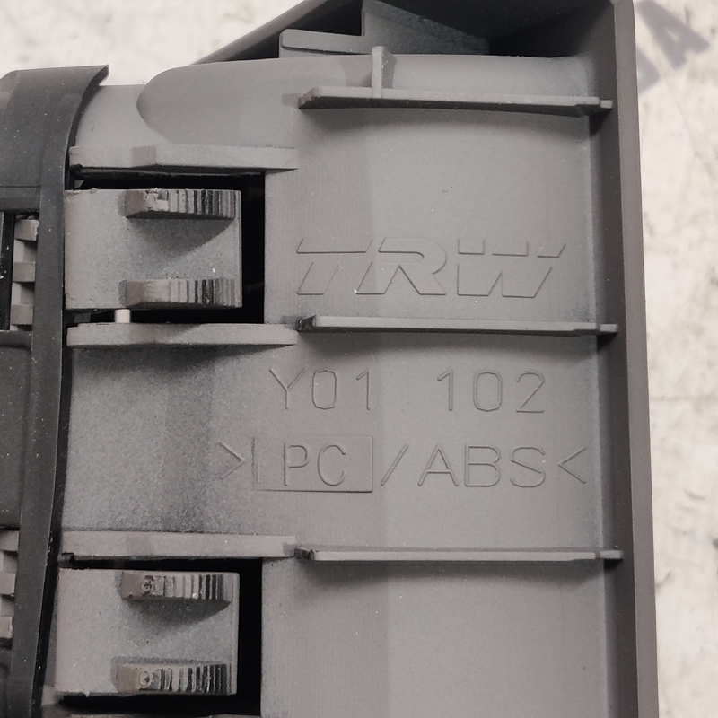 Дефлектор обдуву Volvo V50 (04-12) 2.0D лівий OEM 30715098