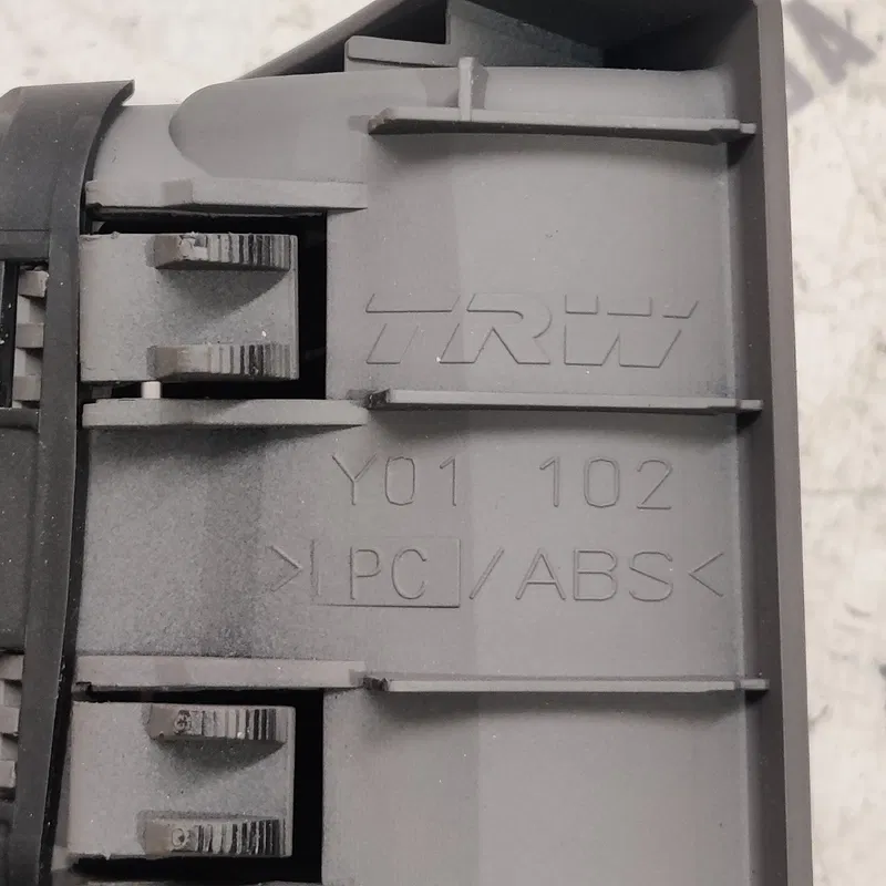 Дефлектор обдуву Volvo V50 (04-12) 2.0D лівий OEM 30715098