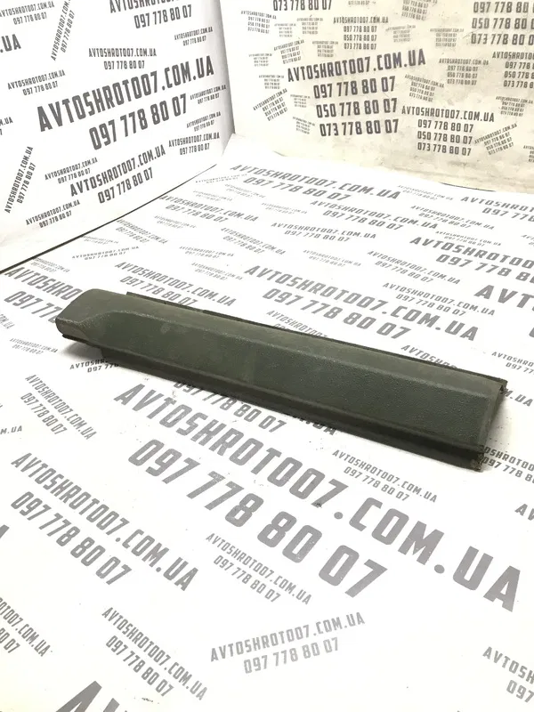 Накладка порога Kia Sorento 02-09 2.5D ліва задня 877753e000