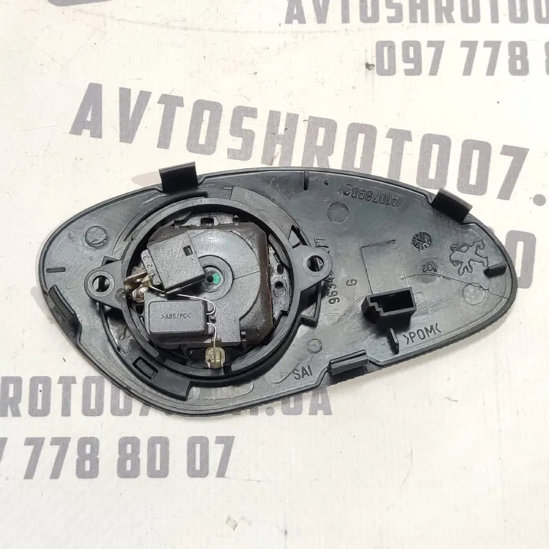 Накладка салону Peugeot 307 01-08 1.4 л. верх OEM 9634507177
