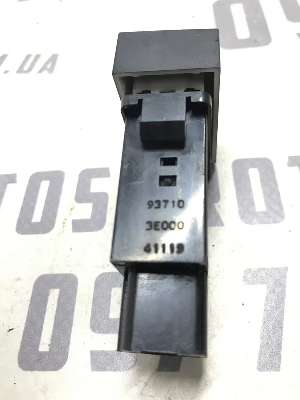 Кнопка обігріву заднього скла Kia Sorento 1 (02-09) 2.5 D4CB