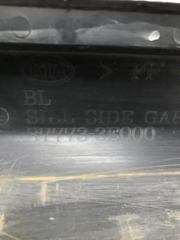 Накладка порога Kia Sorento (02-09) 2.5D ліва OEM 877733e000