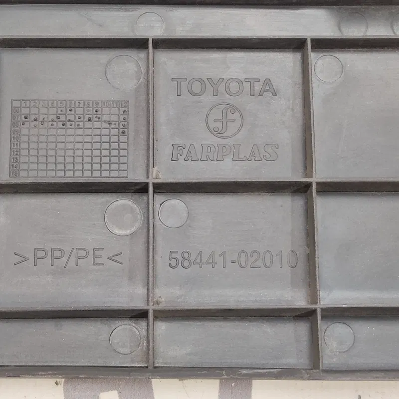 Накладка зовнішня Toyota Auris 06-12 1.6 Бенз OEM 5844102010