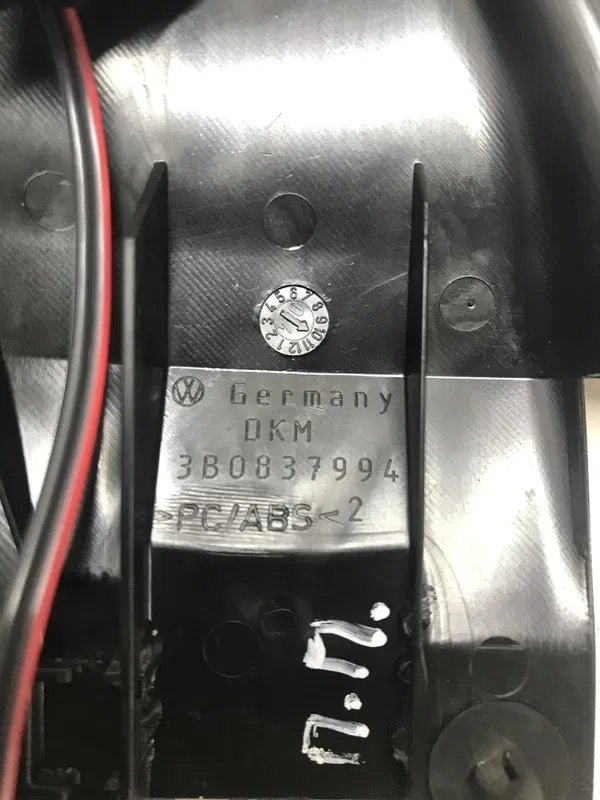 Накладка VW Passat B5+ (00-05) 1.9 TDI права OEM 3B0837994