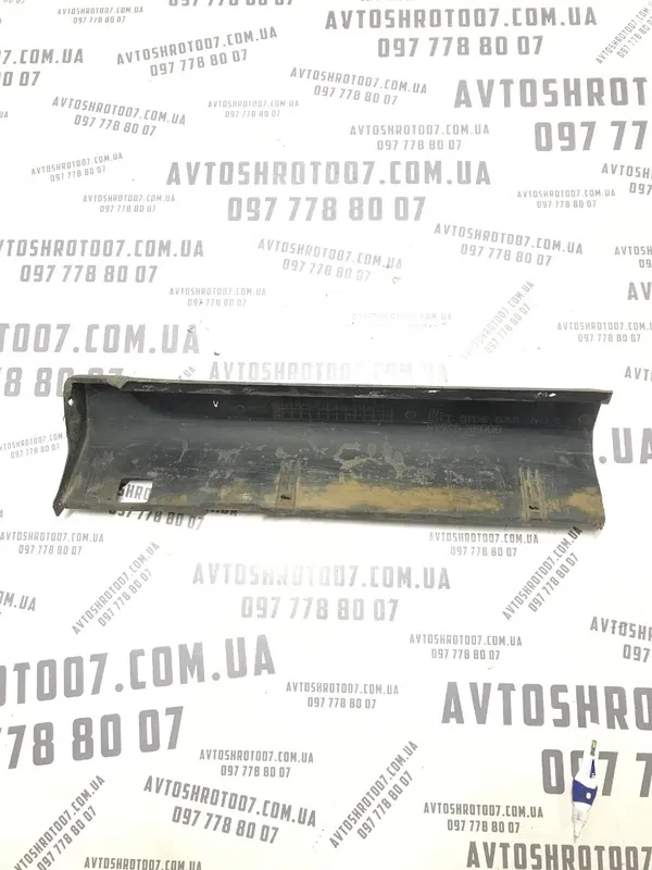 Накладка порога Kia Sorento 02-09 2.5D ліва задня 877753e000