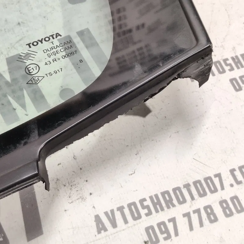 Кузовне скло Toyota Auris (06-12) 1.6 Бензин переднє ліве