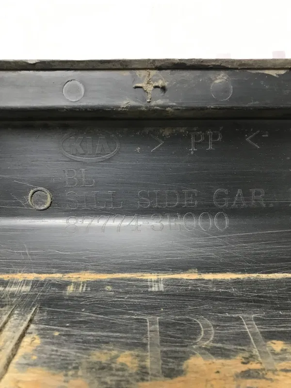 Накладка порога Kia Sorento 02-09 2.5D права OEM 877743e000