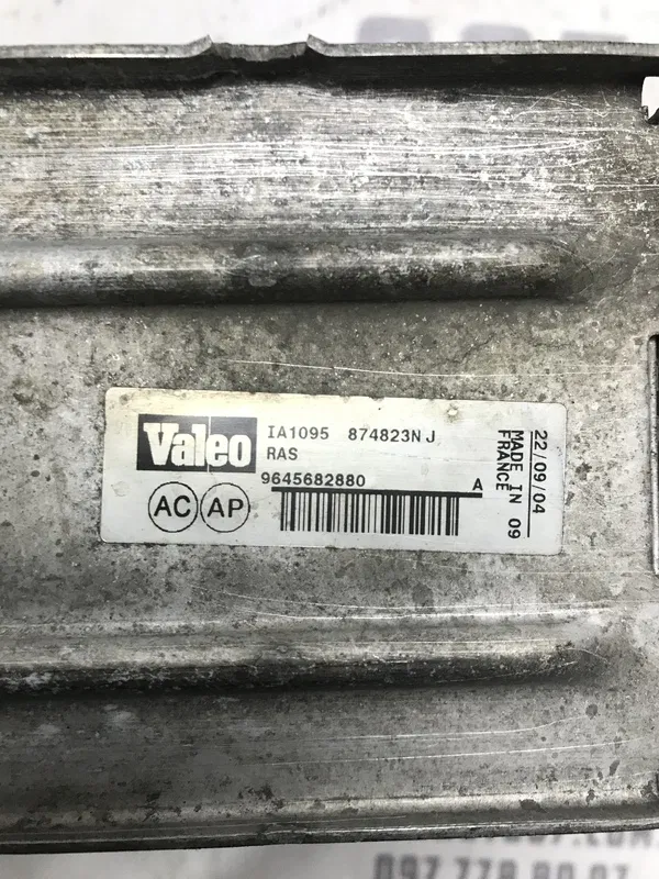 Інтеркулер Peugeot 407 (04-11) 2.0D лівий OEM 9645682880