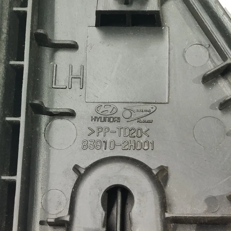 Накладка салону задня ліва Hyundai Elantra 4 (06-11) 1.6
