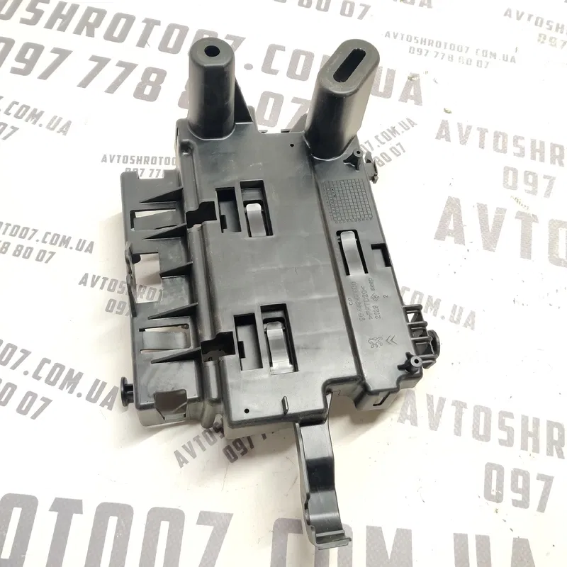 Блок запобіжників Peugeot 407 (04-11) 2.0D 9656148080