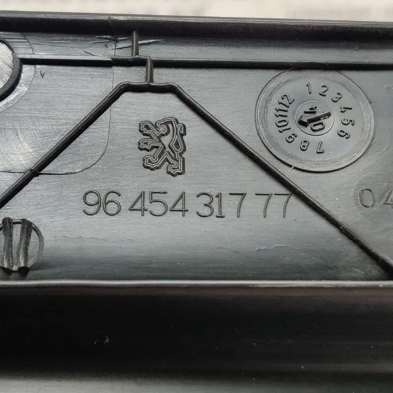 Накладка салону Peugeot 407 (04-10) 2.0D передня права