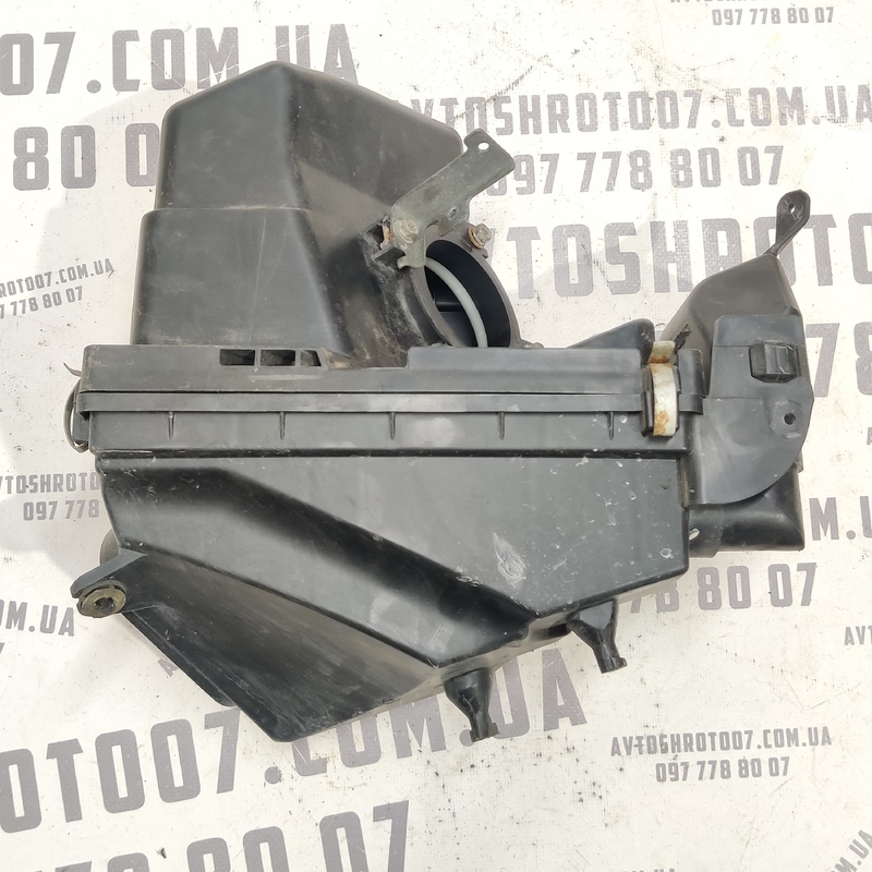 Корпус повітряного фільтра Nissan X-Trail T30 (01-07) 2.5