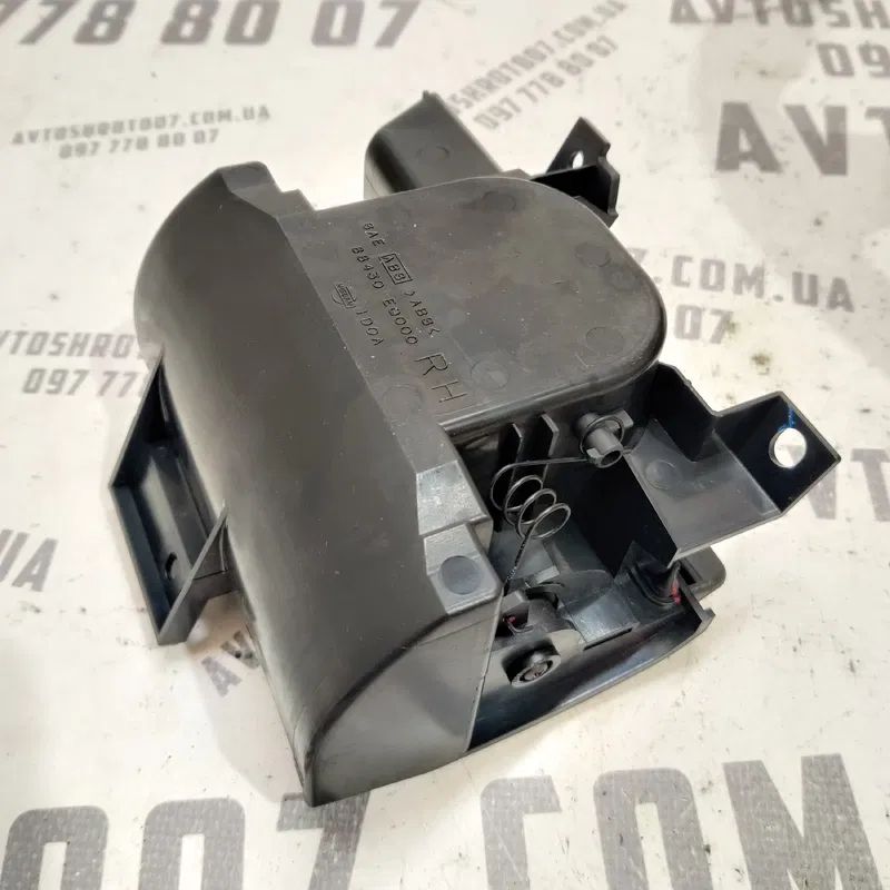 Підстаканник правий Nissan X-Trail T30 01-07 2.5 68430EQ000