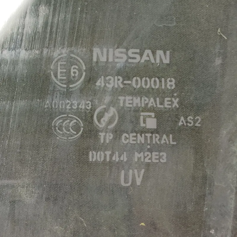 Скло дверей переднє праве Nissan X-Trail T30 (01-07) 2.5