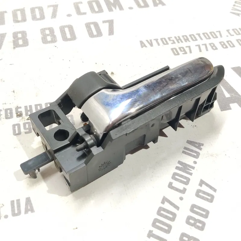 Дверна ручка внутрішня ліва Toyota Avensis T25 (03-09) 2.0D