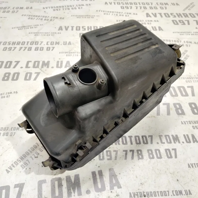 Корпус повітряного фільтра Toyota Avensis T25 (03-08) 2.0D