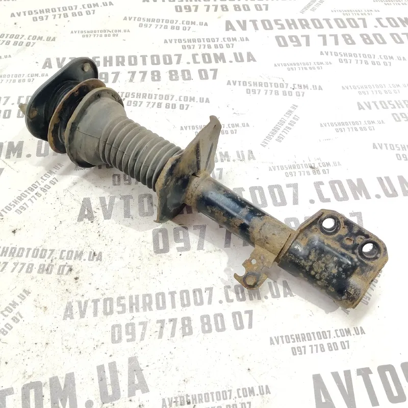 Амортизатор передній лівий Toyota Avensis T25 (03-09) 2.0D