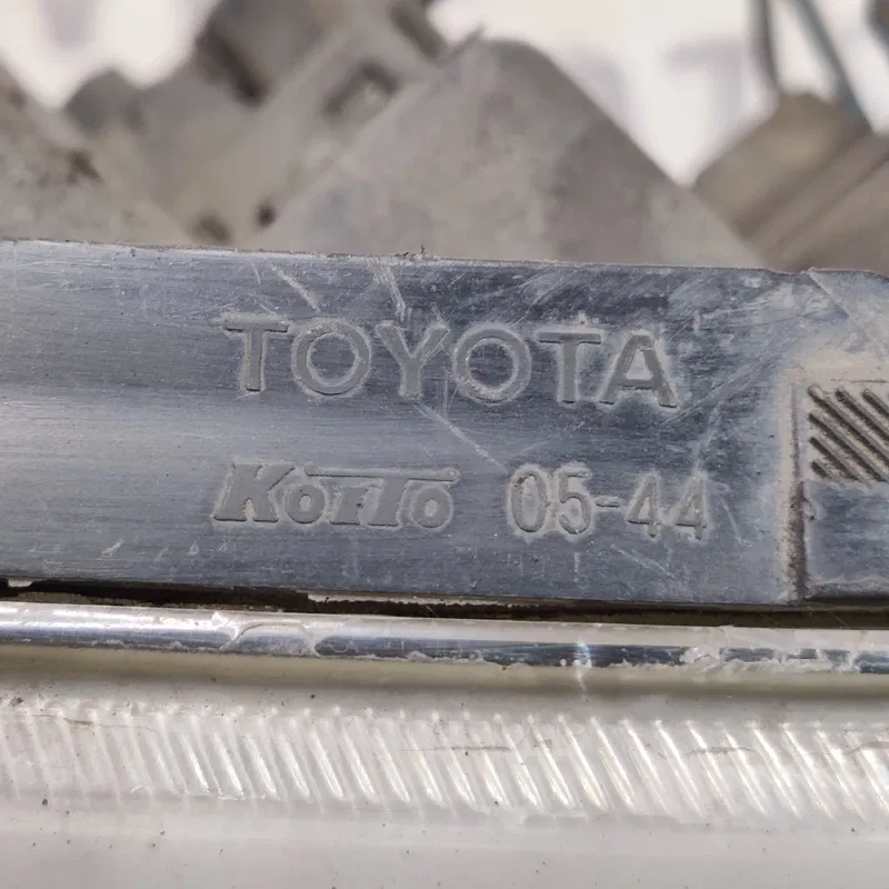 Фара передня права Toyota Avensis T25 (03-08) 2.0D