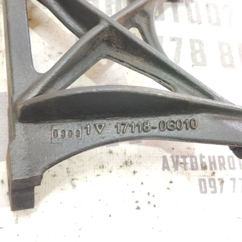 Кронштейн подушки двигуна Toyota Avensis T25 (03-08) 2.0D