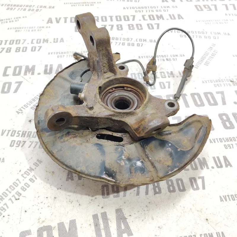 Цапфа передня ліва Toyota Avensis T25 (03-08) 2.0D