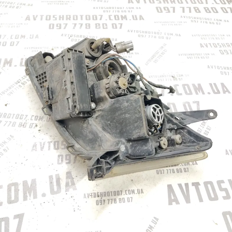 Фара передня права Toyota Avensis T25 (03-08) 2.0D