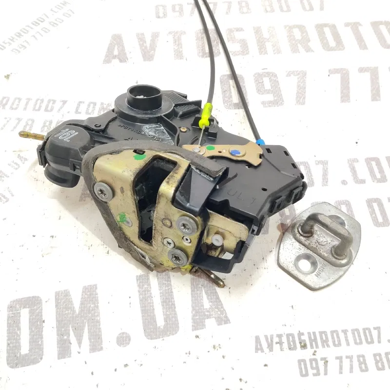 Замок дверей передній лівий Toyota Avensis T25 (03-08) 2.0D