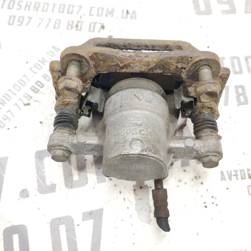 Супорт задній правий Toyota Avensis T25 (03-08) 2.0 дизель