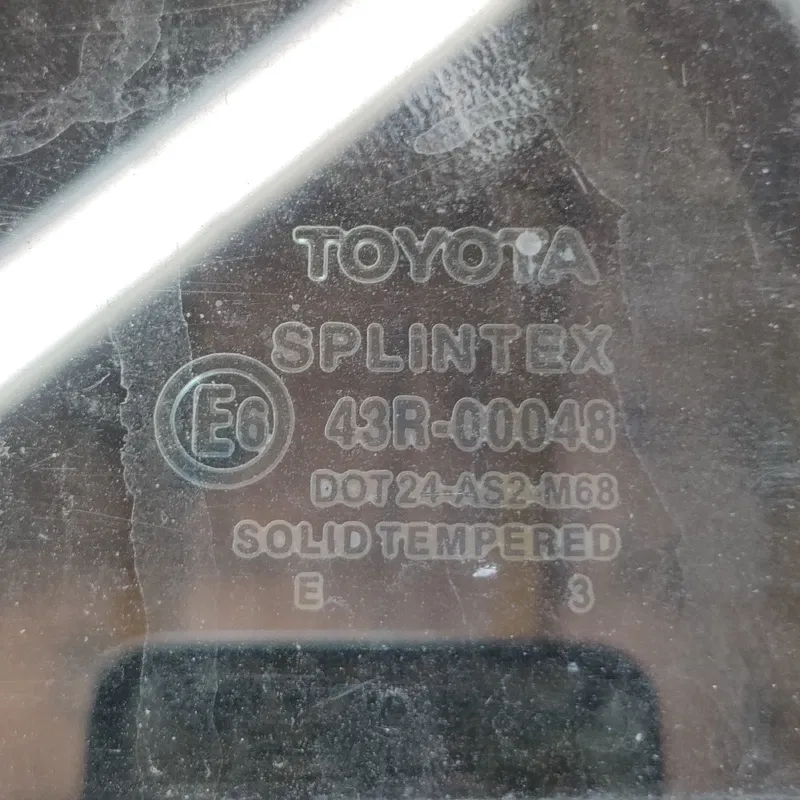 Скло дверей заднє ліве Toyota Avensis T25 (03-08) 2.0D